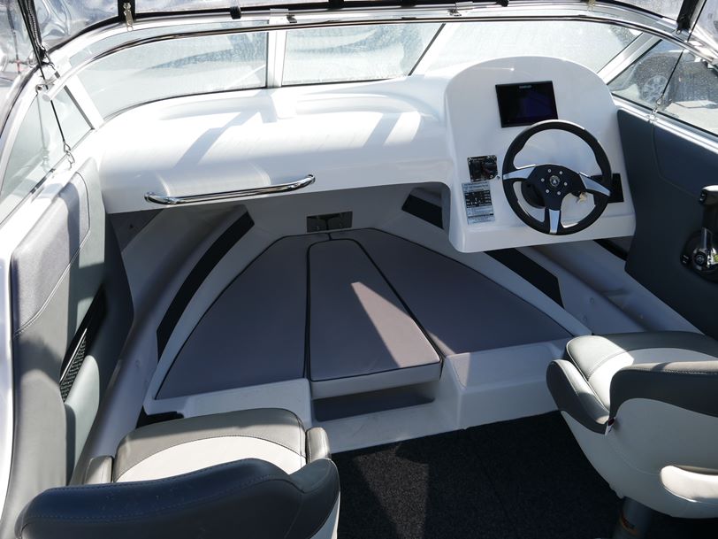 Revival 530 Offshore - Cabin Boat Revival 530 Offshore - Cabin Boat