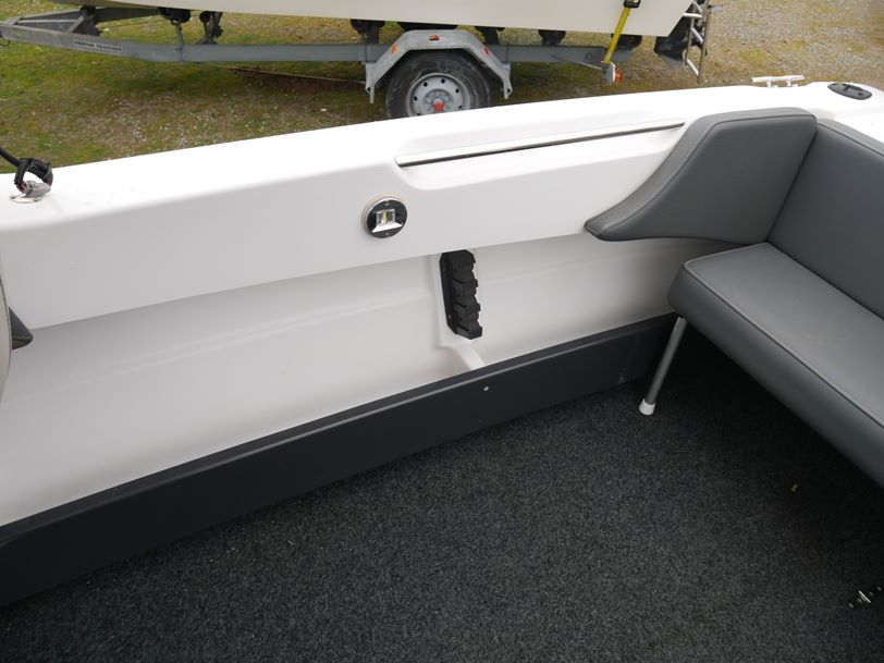 Revival 580 Fisherman - Cabin Boat Revival 580 Fisherman - Cabin Boat