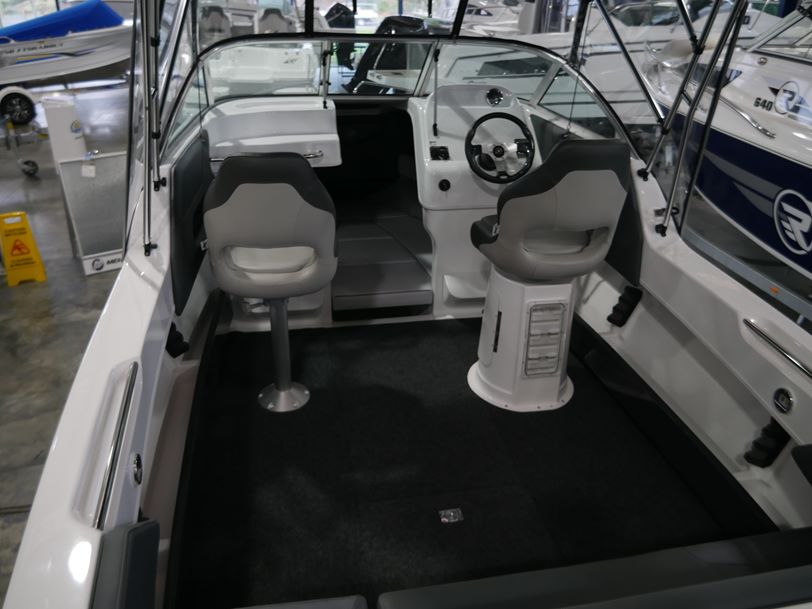 Revival 580 Offshore - Cabin Boat Revival 580 Offshore - Cabin Boat