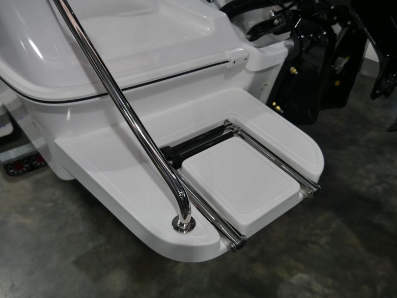 Revival 580 Offshore - Cabin Boat Revival 580 Offshore - Cabin Boat