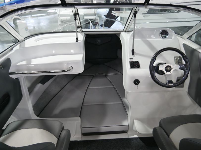 Revival 580 Offshore - Cabin Boat Revival 580 Offshore - Cabin Boat