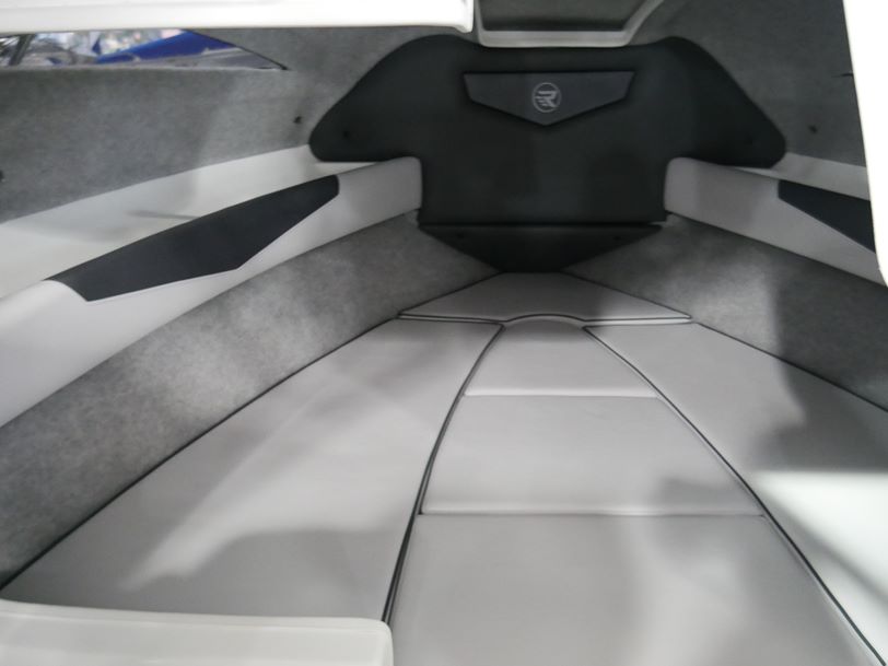 Revival 580 Offshore - Cabin Boat Revival 580 Offshore - Cabin Boat