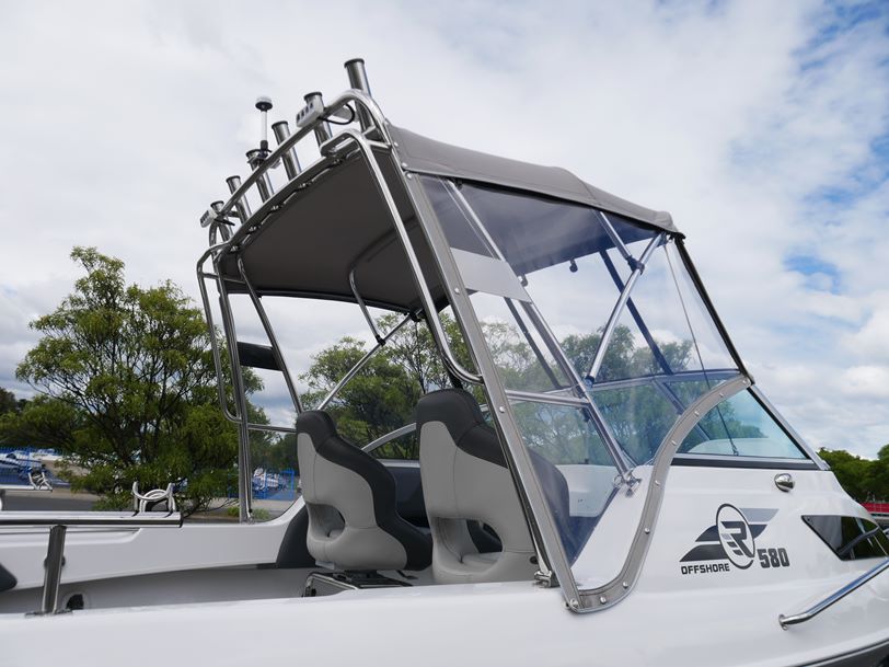 Revival 580 Offshore - Cabin Boat Revival 580 Offshore - Cabin Boat