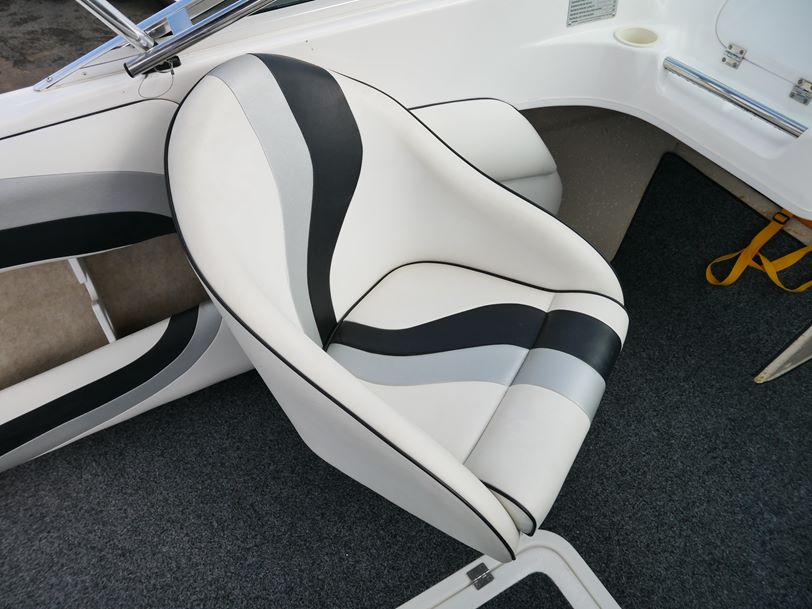 Haines Hunter V17 Legend Runabout Haines Hunter V17 Legend Runabout