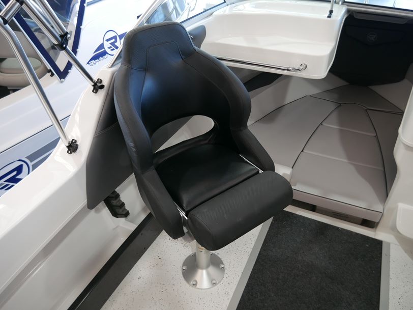 Revival 580 Offshore - Cabin Boat Revival 580 Offshore - Cabin Boat