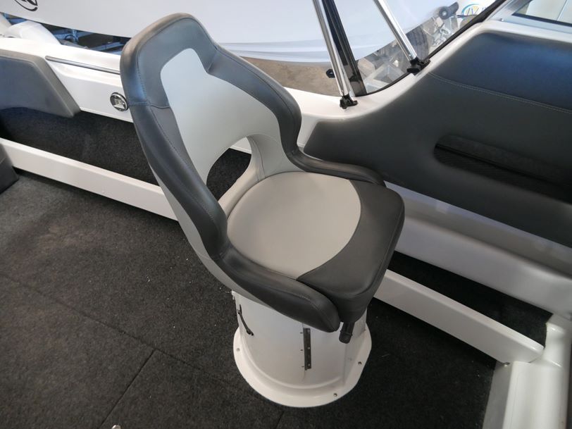Revival 530 Offshore - Cabin Boat Revival 530 Offshore - Cabin Boat