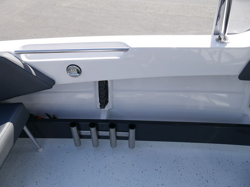 Revival 580 Offshore - Cabin Boat Revival 580 Offshore - Cabin Boat