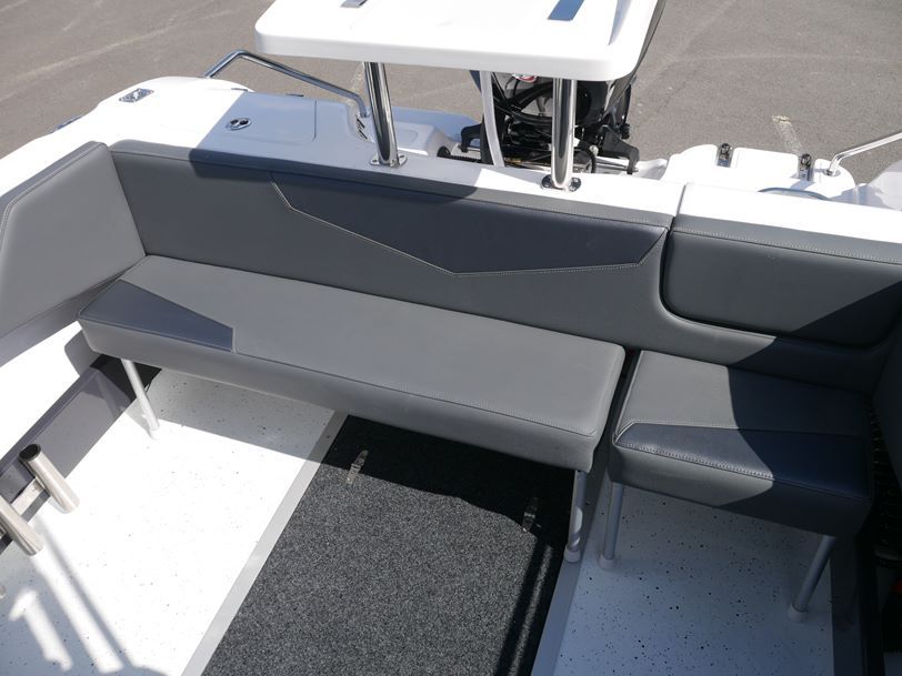 Revival 580 Offshore - Cabin Boat Revival 580 Offshore - Cabin Boat